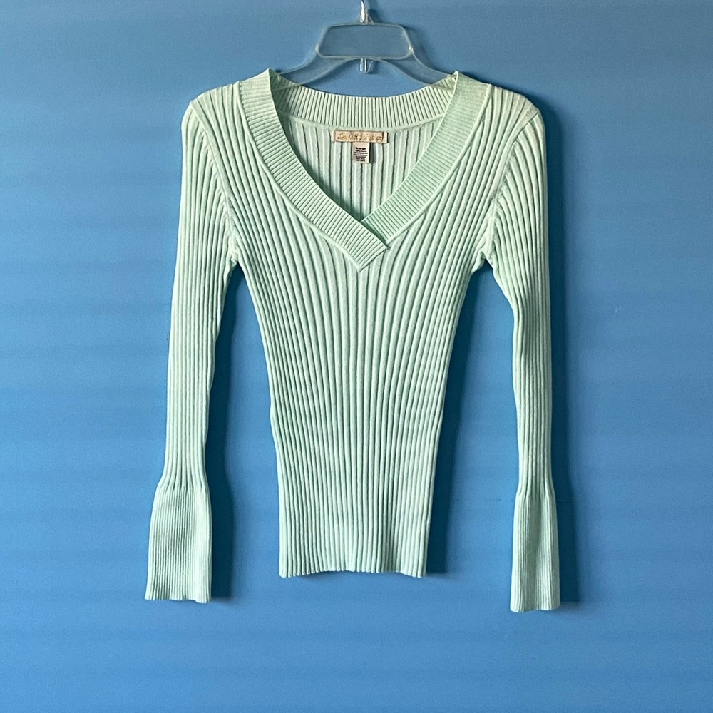 Fitted V-neck sweater